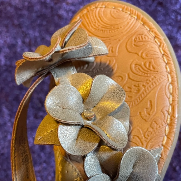 b.o.c. Women’s Gold Floral Sandals - Picture 2 of 5